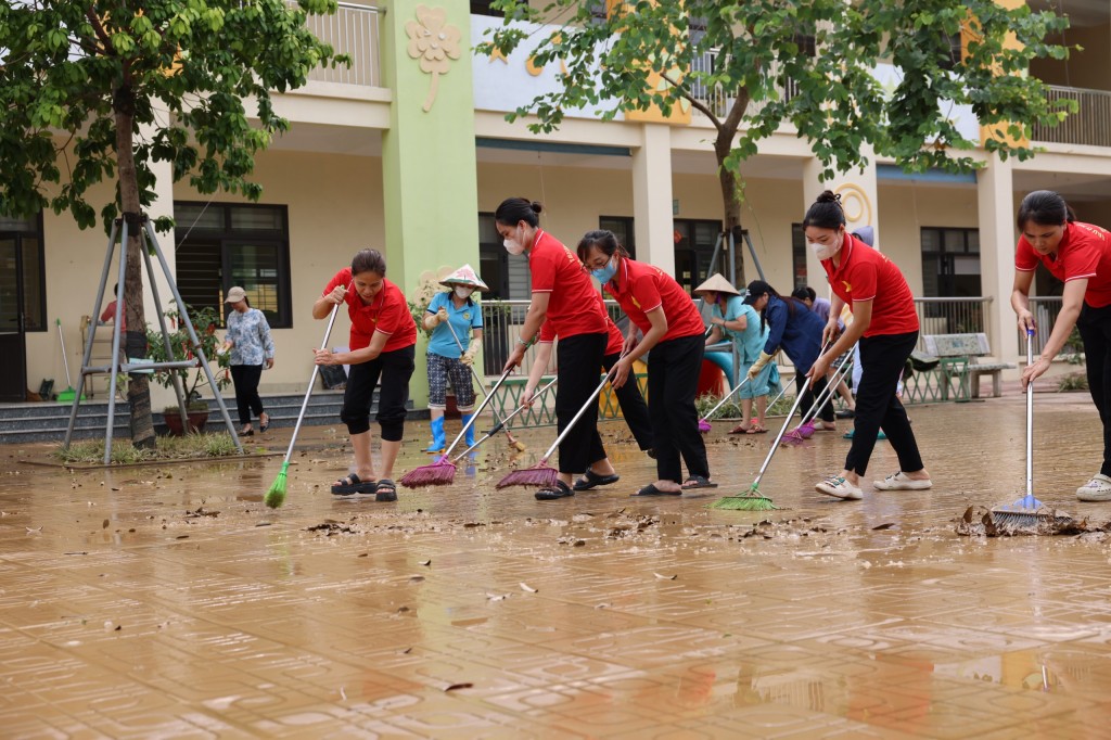 Vệ sinh môi trường, phòng dịch bệnh trước khi đón học sinh trở lại