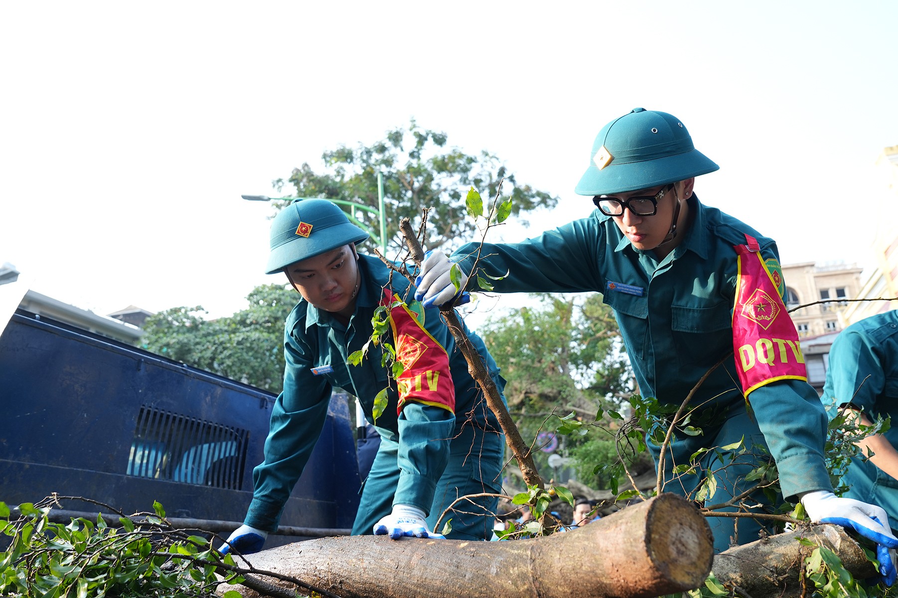 Người dân Hà Nội cùng nhau dọn dẹp vệ sinh môi trường sau bão