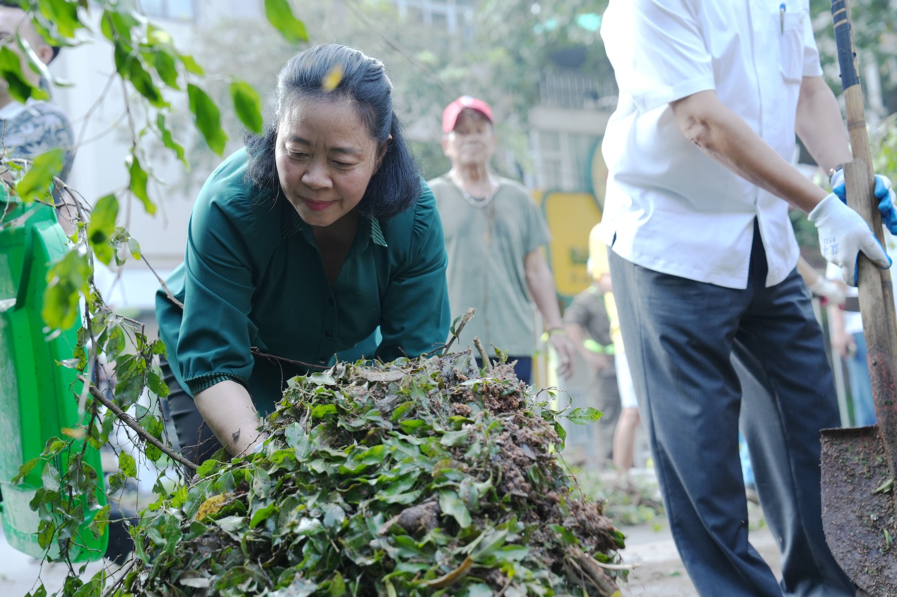 Không ngại vất vả, đồng chí Bùi Thị Minh Hoài - Ủy viên Bộ chính trị, Bí Thư Thành ủy, Trưởng đoàn đại biểu Quốc Hội TP Hà Nội sắn tay áo vào dọn dẹp cùng người dân