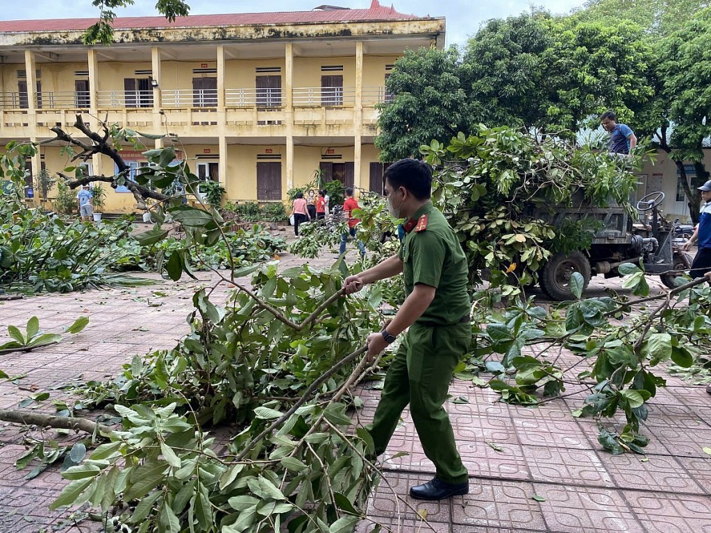 Tập trung lực lượng hỗ trợ người dân tổng vệ sinh môi trường