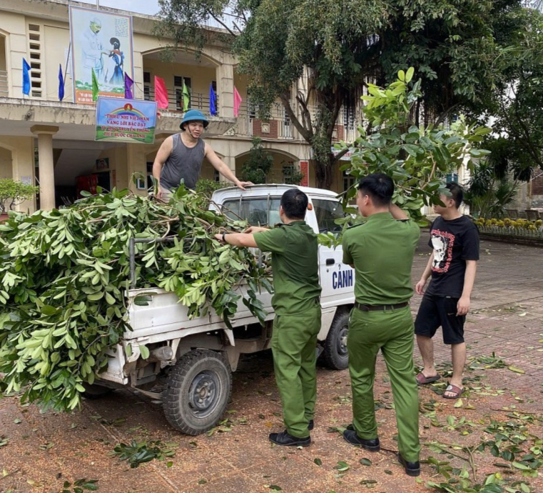 Tập trung lực lượng hỗ trợ người dân tổng vệ sinh môi trường