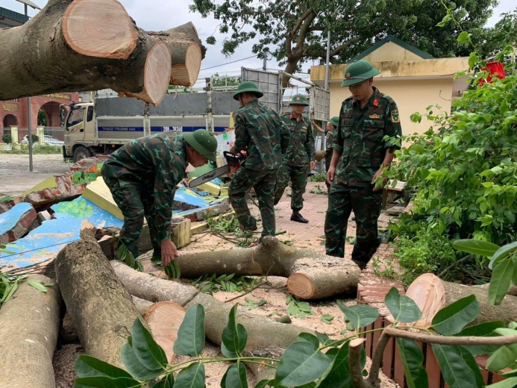 Tập trung lực lượng hỗ trợ người dân tổng vệ sinh môi trường