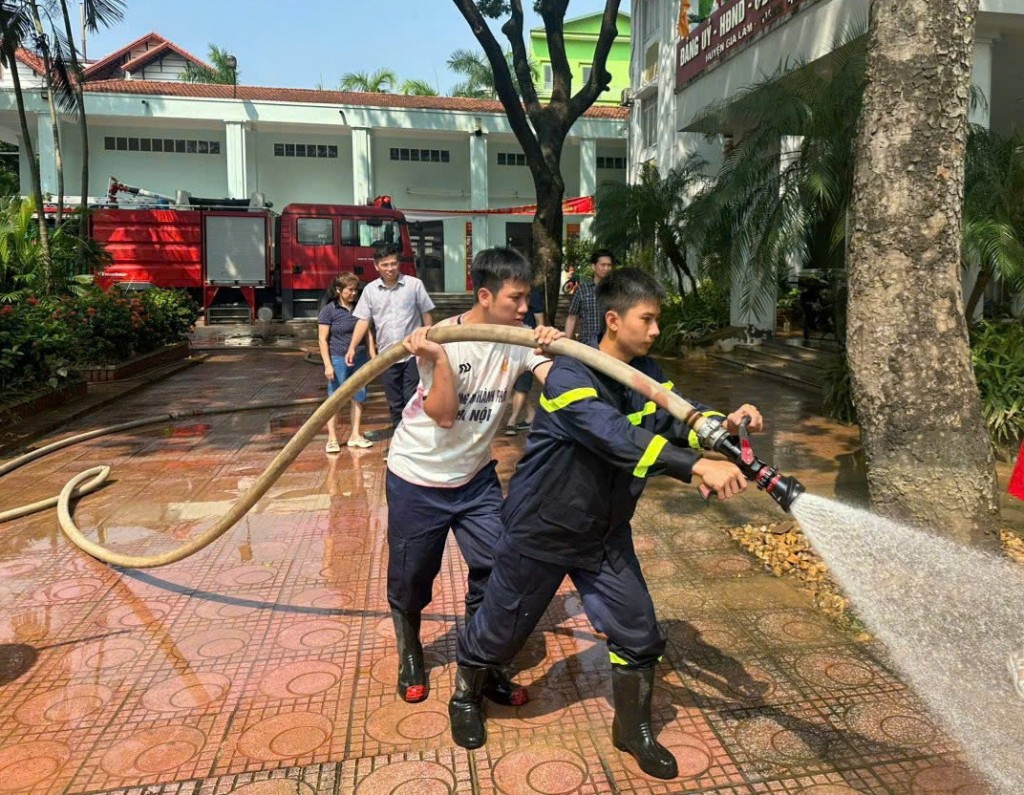 Huyện Gia Lâm huy động lực lượng, ra quân dọn vệ sinh môi trường