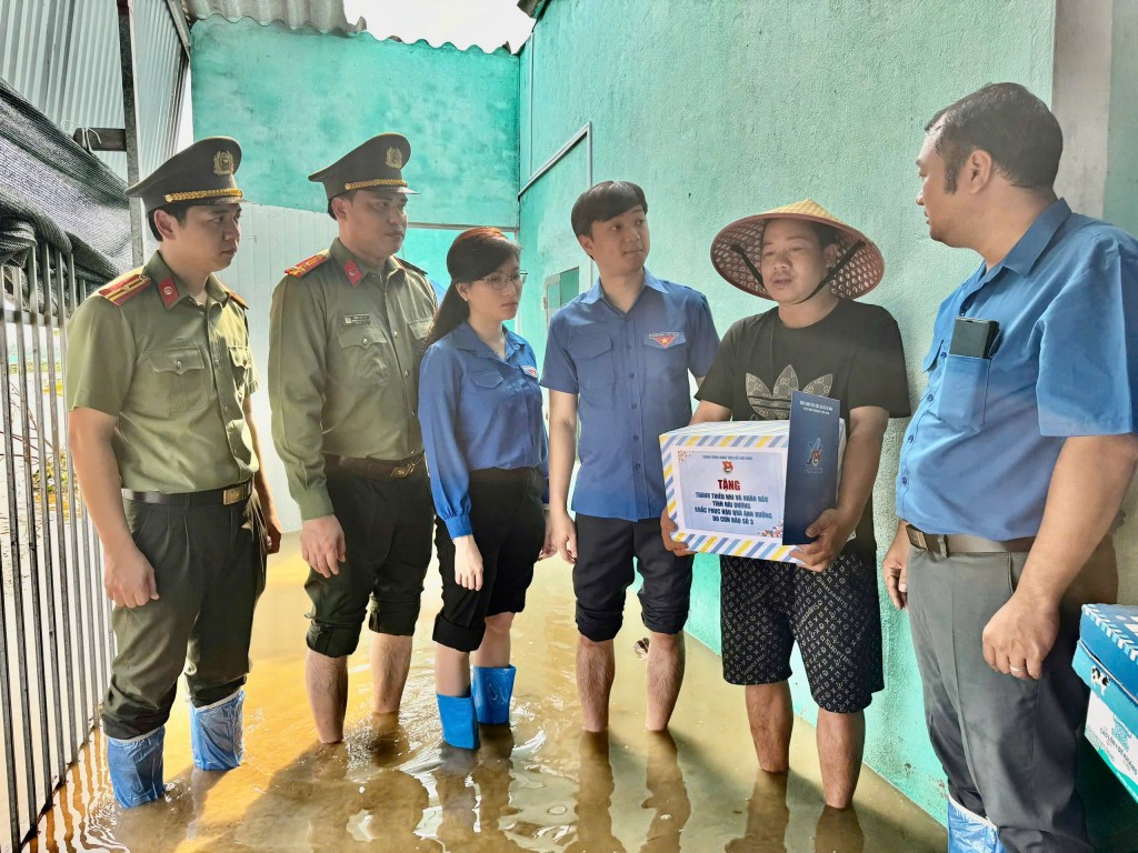 Trung ương Đoàn tặng quà các gia đình bị ảnh hưởng bởi bão lụt