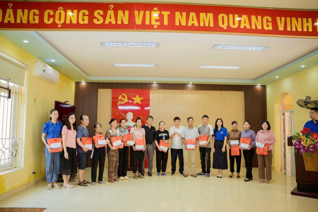 Đại diện Hội DNT và Thành đoàn Hải Phòng trao quà hỗ trợ cho các hộ trên địa bàn huyện Cát Hải