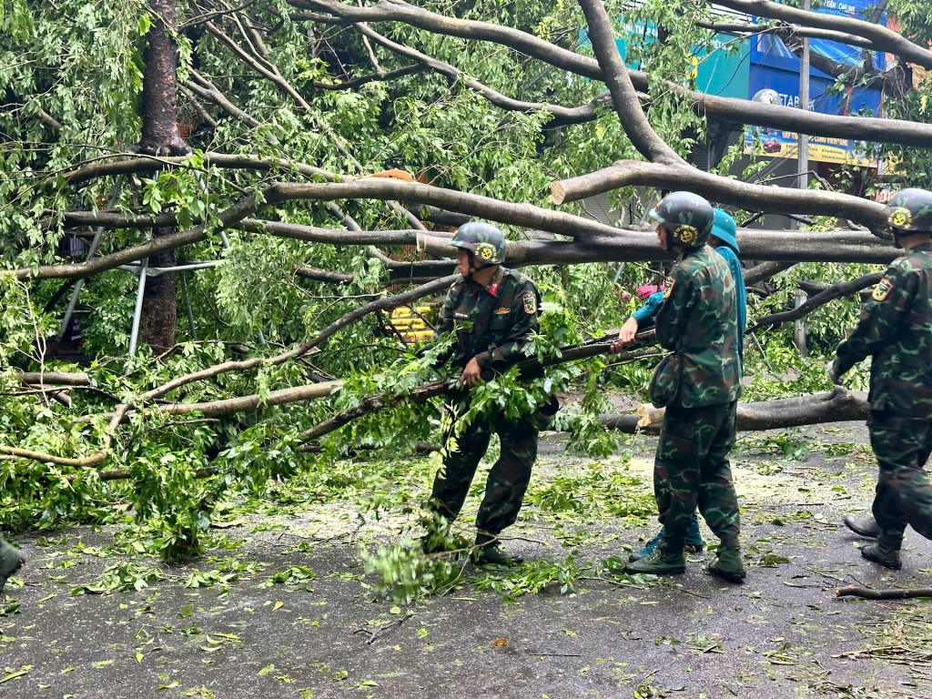 ực lượng chức năng vẫn đang tập trung toàn bộ nhân lực, trang thiết bị, hối hả giải tỏa cây đổ trên các tuyến phố, vệ sinh môi trường, bảo đảm giao thông thông suốt.