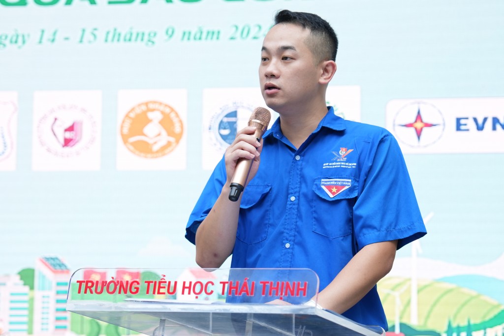 Bí thư Đoàn TNCS Hồ Chí Minh phường Ô Chợ Dừa Nguyễn Ngọc Hải Long thay mặt đoàn viên thanh niên trong quận hứa quyết tâm hoàn thành xuất sắc nhiệm vụ, góp phần sức lực nhỏ bé của mình vào công cuộc xây dựng thành phố