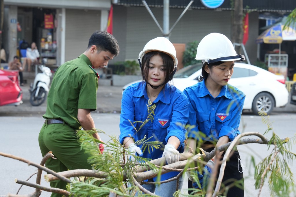 Mỗi thanh niên góp một phần sức nhỏ sẽ tạo thành khối sức mạnh lớn, nhanh chóng dọn dẹp các cây gãy, đỏ