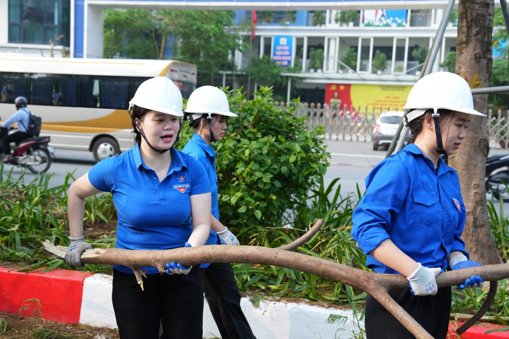 Thể hiện tinh thần xung kích của tuổi trẻ Đống Đa, Thường trực Quận đoàn Đống Đa cùng các đoàn viên dọn dẹp tại phố Ô Chợ Dừa