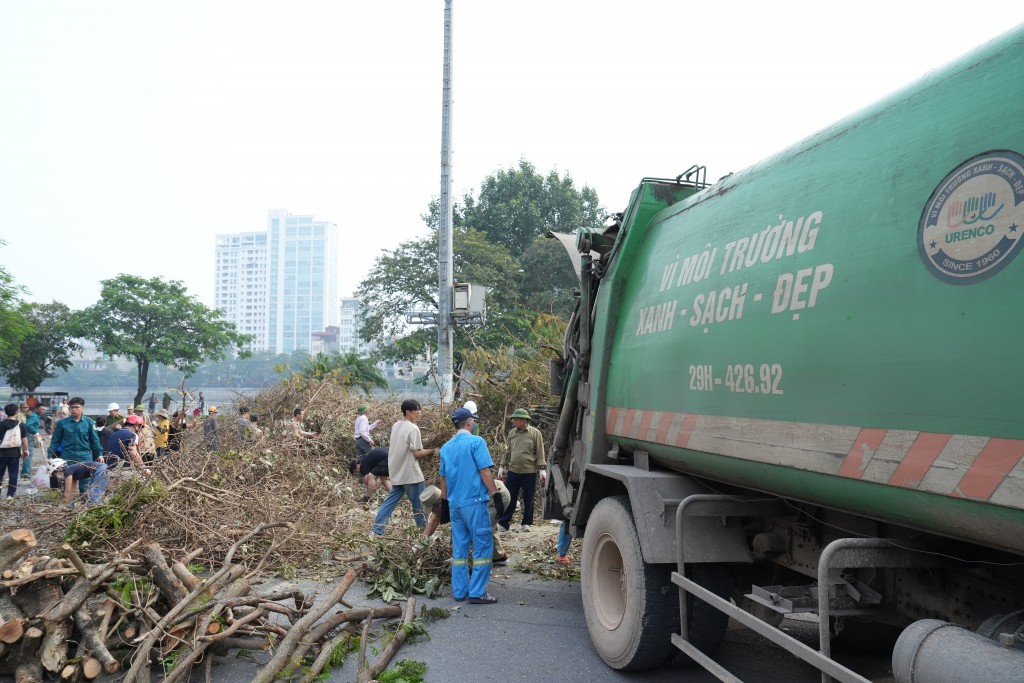 Công ty Môi trường đô thị Hà Nội (Urenco) đã huy động toàn bộ xe chuyên dụng để vận chuyển cây gãy, đổ về nơi tập kết