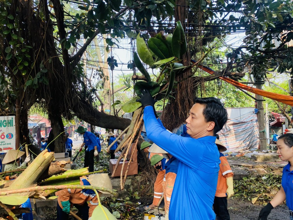 Phó Bí thư Thường trực Thành đoàn Hà Nội Nguyễn Đức Tiến cùng dọn vệ sinh môi trường