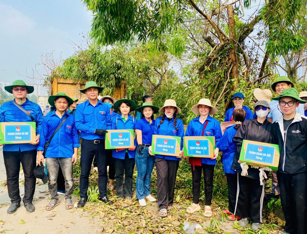 Đoàn công tác trao quà tới đội tình nguyện tại phường Yên Sở