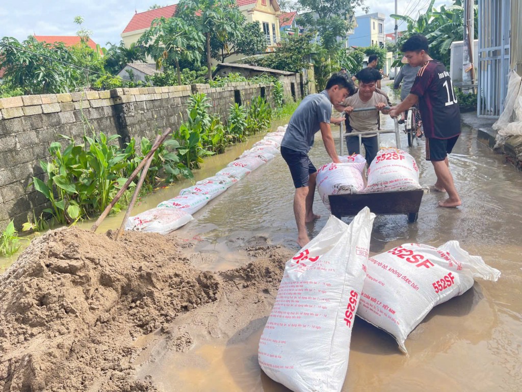 Nhiều vùng ở huyện Chương Mỹ vẫn còn ngập trong nước