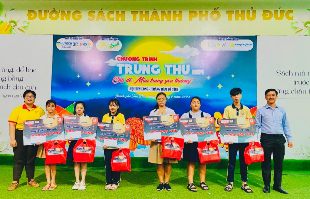 Chương trình cũng đã trao nhiều suất học bổng cho các em học sinh