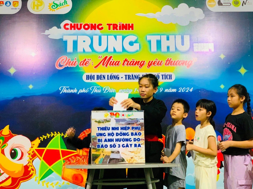 Mùa Trung thu này trở nên đặc biệt hơn khi các em thiếu nhi vừa được nhận quà vừa thực hiện quyên góp ủng hộ đồng bào miền Bắc khắc phục thiệt hại do bão lũ gây ra.