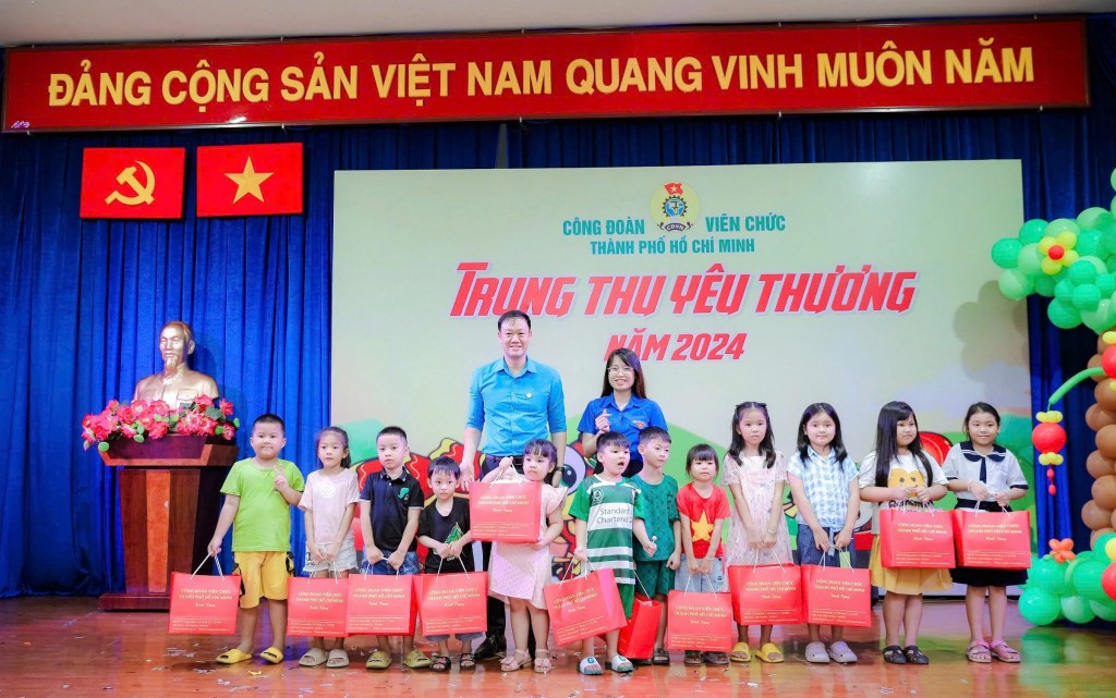 Công đoàn Viên chức TP Hồ Chí Minh đã tổ chức chương trình “Trung thu yêu thương” năm 2024 cho các em thiếu nhi là con em công nhân lao động