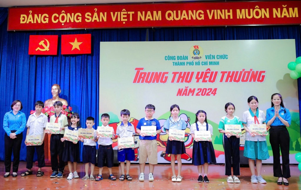 Ban tổ chức trao học bổng cho các em thiếu nhi