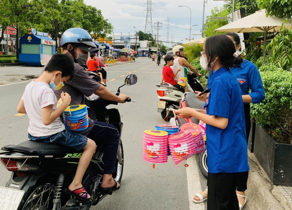 Hoạt động tặng đèn lồng Trung thu cho các em thiếu nhi