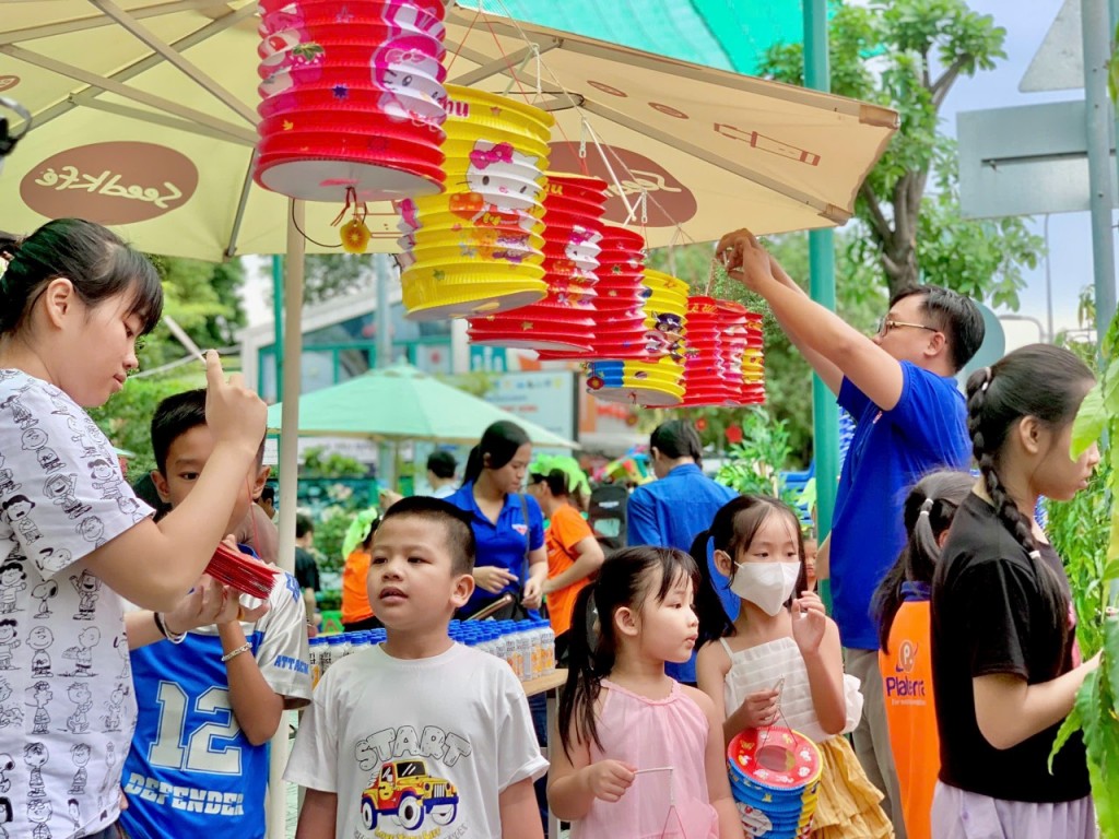 TP Hồ Chí Minh: Vui Trung thu nhưng không quên chia sẻ