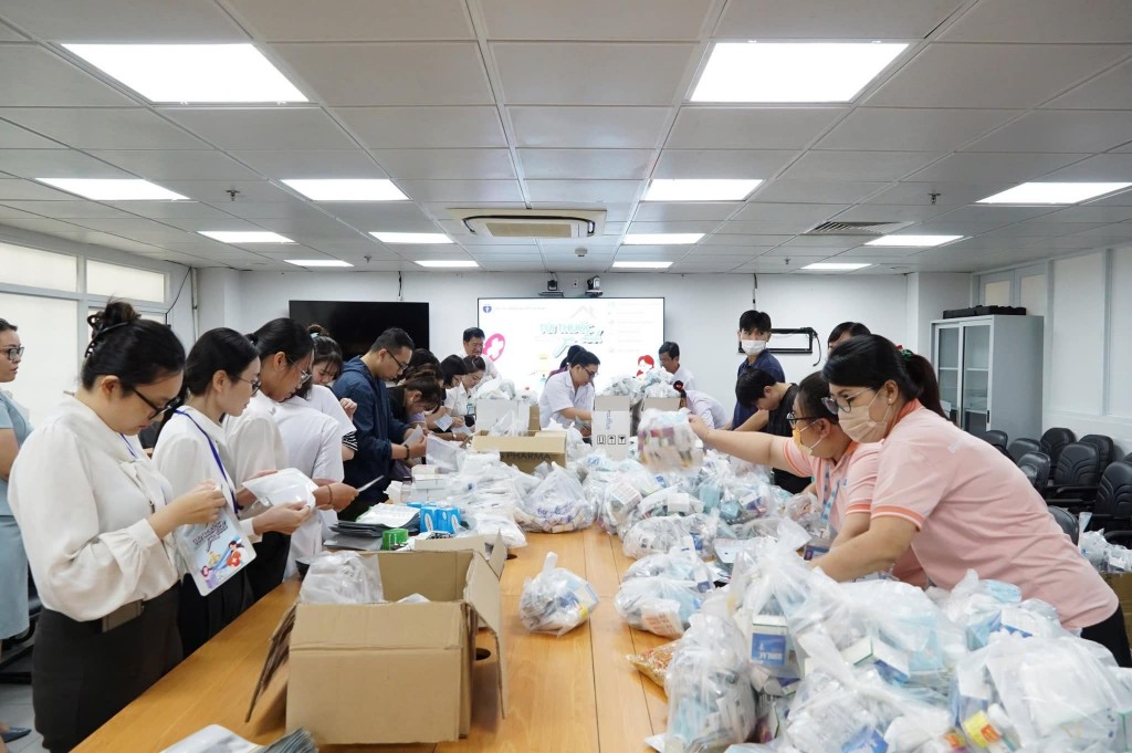 Nhân viên y tế TPHCM nỗ lực đóng gói thuốc 
