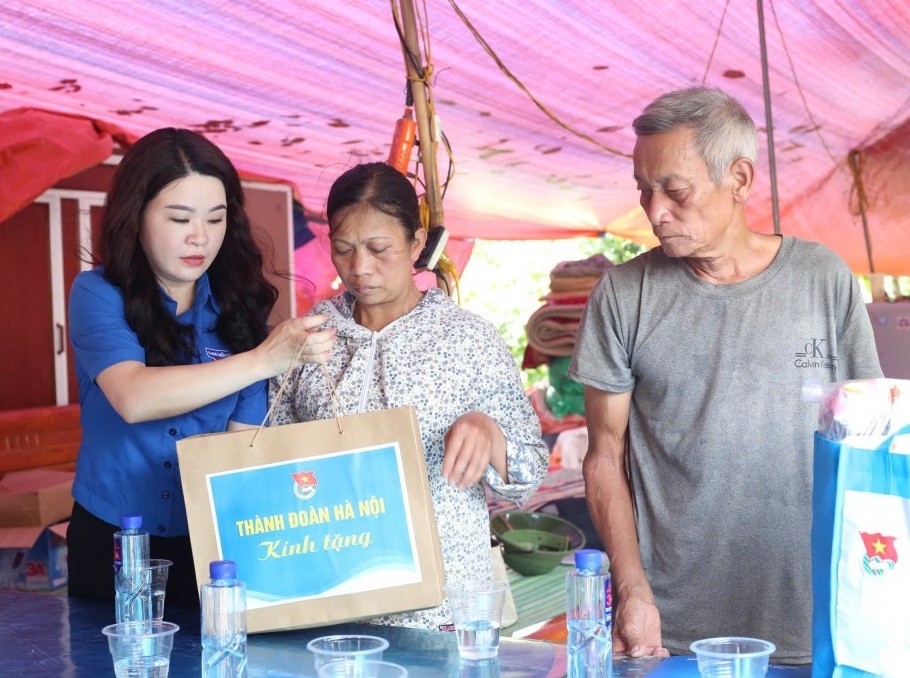 Bí thư Thành đoàn Hà Nội Chu Hồng Minh trao tặng quà đến gia đình ông Thì