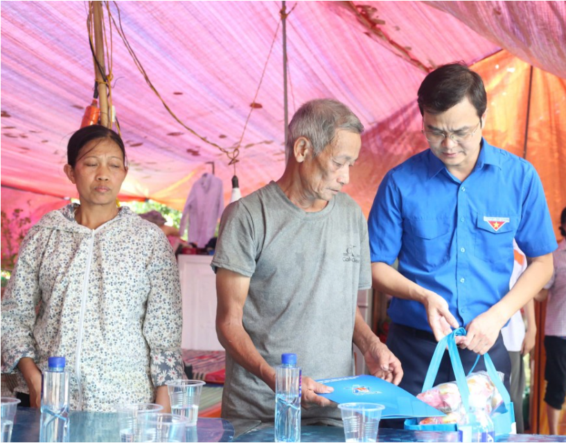 Bí thư thứ nhất Trung ương Đoàn Bùi Quang Huy hi vọng gia đình ông Thì sớm vượt qua khó khăn