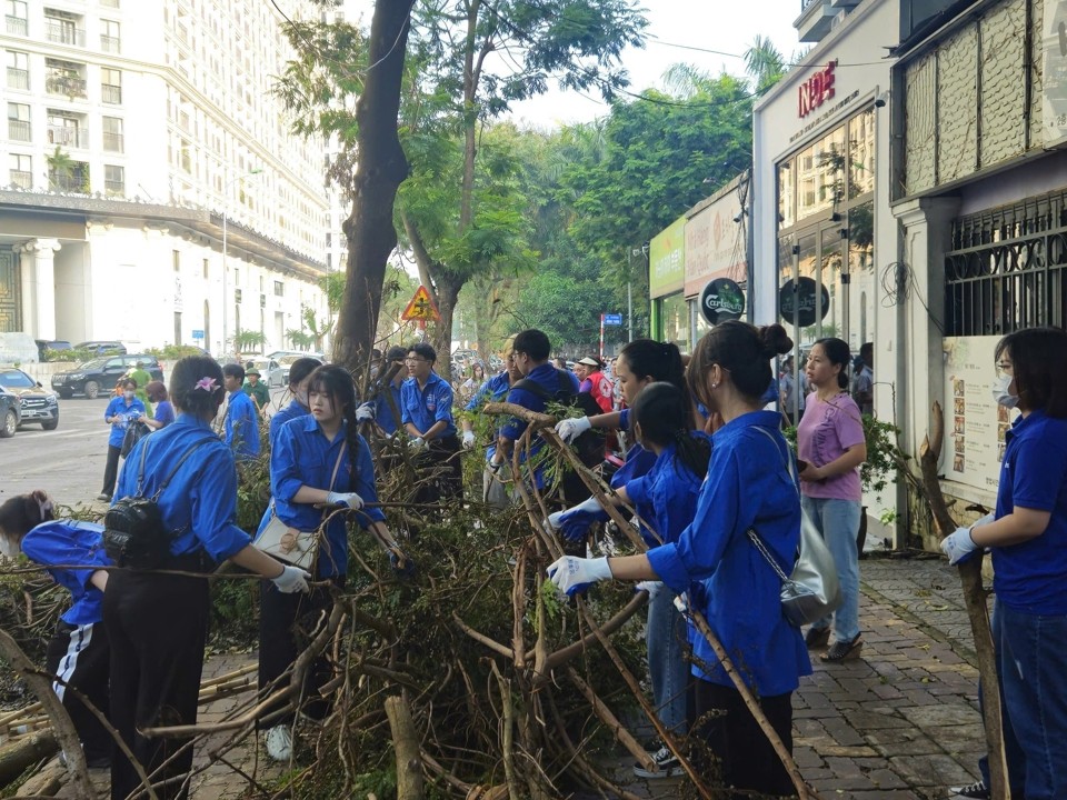 Quận Nam Từ Liêm (Hà Nội) ra quân tổng vệ sinh môi trường, phòng dịch bệnh sau mưa lũ