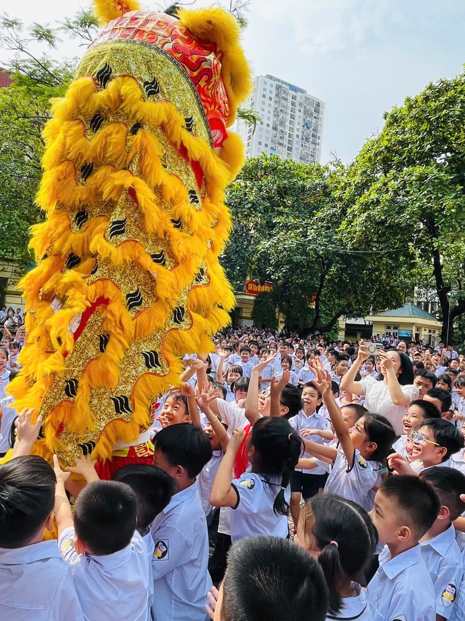 Dù không có tiết mục phá cỗ, vui chơi Trung thu như mọi năm, nhà trường vẫn để học sinh được sống trong không khí của Tết Trung thu với màn múa lân rồng gửi gắm bao điều may