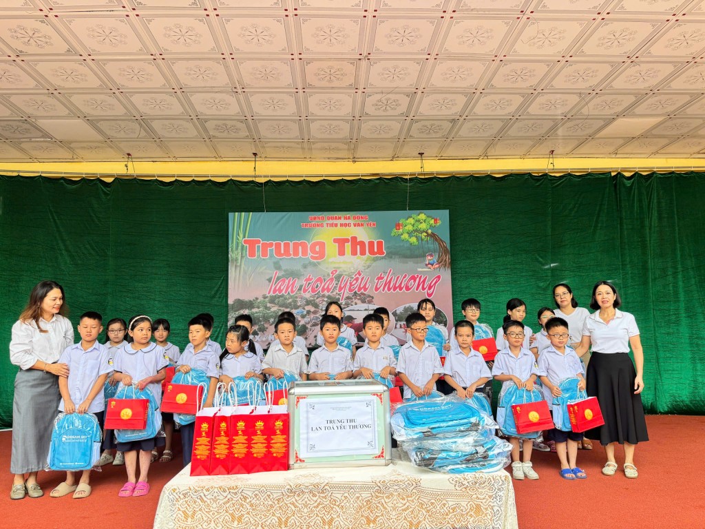 Dịp này, nhà trường tặng 27 phần quà cho các em học sinh có hoàn cảnh khó khăn, gia đình bị thiệt hại nặng nề do mưa lũ Dịp này, nhà trường tặng 27 phần quà cho các em học sinh có hoàn cảnh khó khăn, gia đình bị thiệt hại nặng nề do mưa lũ