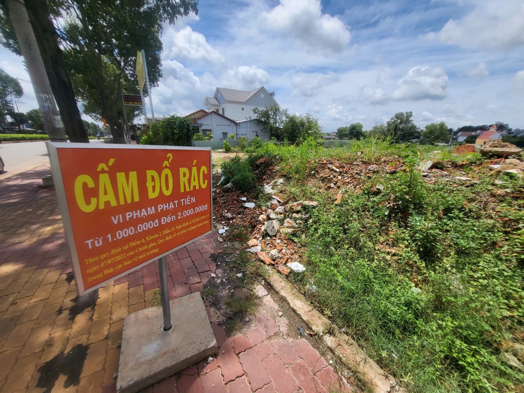 Để cấm người dân đổ rác gây ô nhiễm môi trường, phía UBND phường Tương Bình Hiệp đã treo biển cấm đổ rác kèm mức phạt tại khu vực này. Nhưng hình ảnh gần như chỉ mang tính chất minh họa vì biển cứ treo, còn phế thải xây dựng, rác thải công nghiệp vẫn cứ đổ.