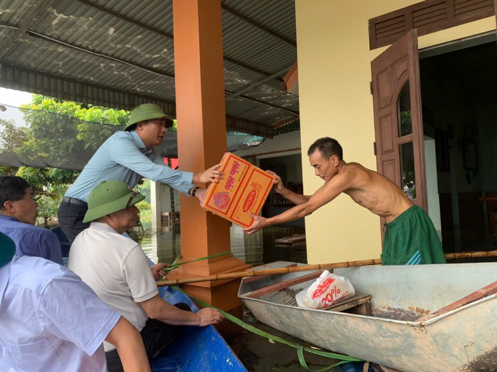 Bí thư Huyện uỷ Mê Linh thăm, tặng quà người dân vùng lụt