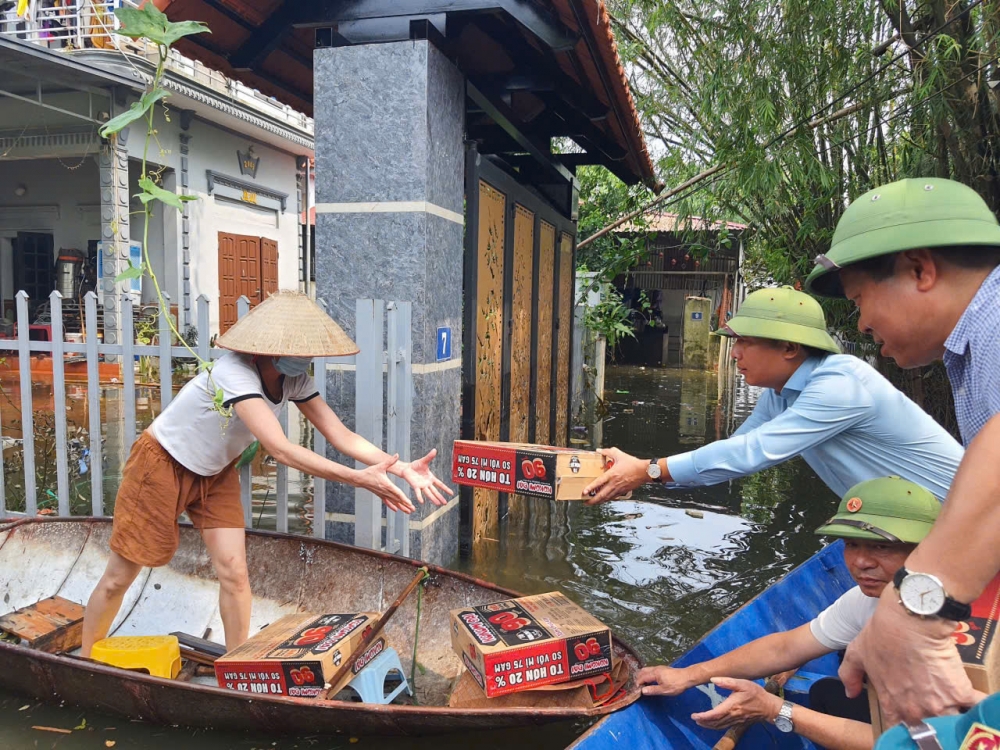 Bí thư Huyện uỷ Mê Linh thăm, tặng quà người dân vùng lụt