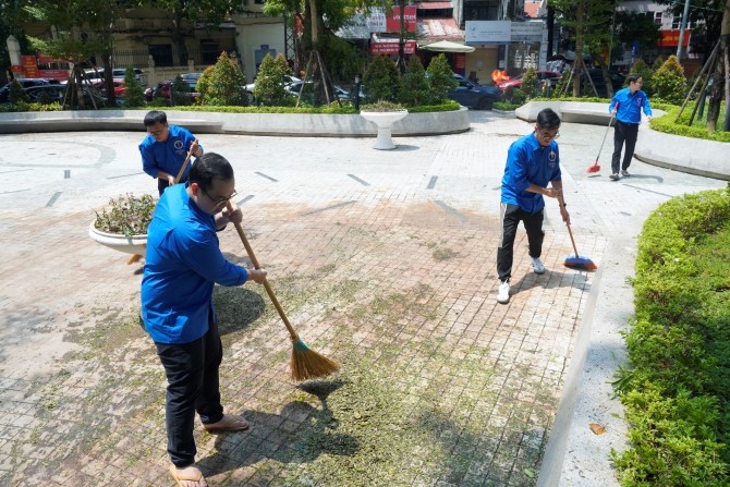 Đoàn thanh niên, tự vệ Sở Y tế Hà Nội ra quân tổng vệ sinh môi trường khắc phục hậu quả cơn bão số 3 - Tin tức sự kiện - Cổng thông tin điện tử Sở y tế Hà Nội