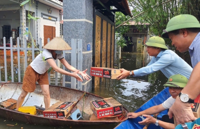 Bí thư Huyện ủy Mê Linh thăm, tặng quà người dân vùng lụt