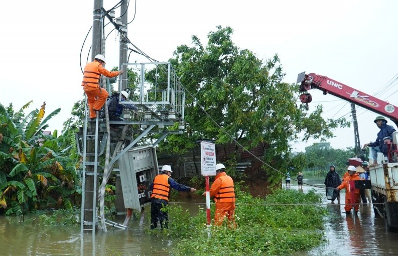 EVN khôi phục cung cấp điện cho hơn 5,98 triệu khách hàng