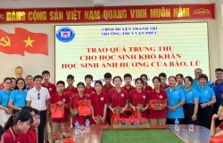 Học sinh gom sách vở, dành tiền ăn sáng ủng hộ bạn vùng lũ