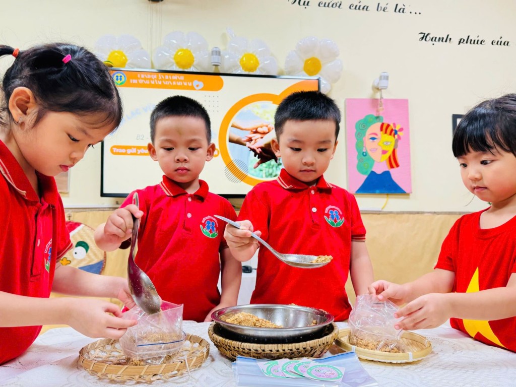 Học sinh gom sách vở, dành tiền ăn sáng ủng hộ bạn vùng lũ