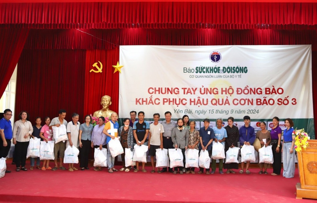 Thứ trưởng Bộ Y tế Đỗ Xuân Tuyên thăm động viên người dân vùng lũ Yên Bái