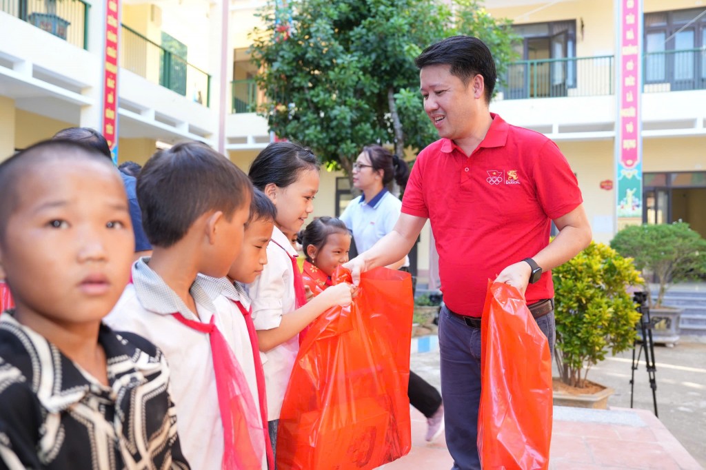 Đại diện trao quà tới các em học sinh