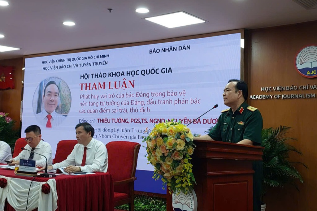 Đại biểu tham luận tại hội thảo 