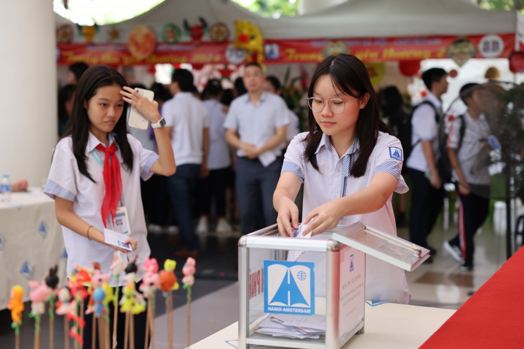 Các em học sinh trường Ams chia sẻ với người dân chịu ảnh hưởng nặng nề do mưa lũ gây ra