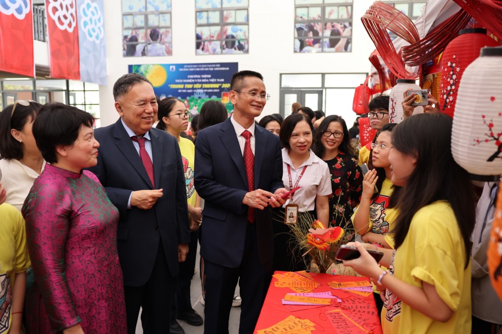 “Trung thu yêu thương” sẻ chia với người dân vùng lũ