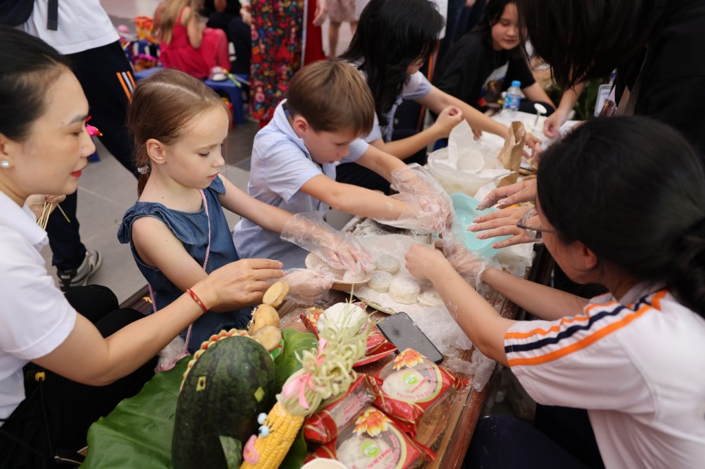 “Trung thu yêu thương” sẻ chia với người dân vùng lũ