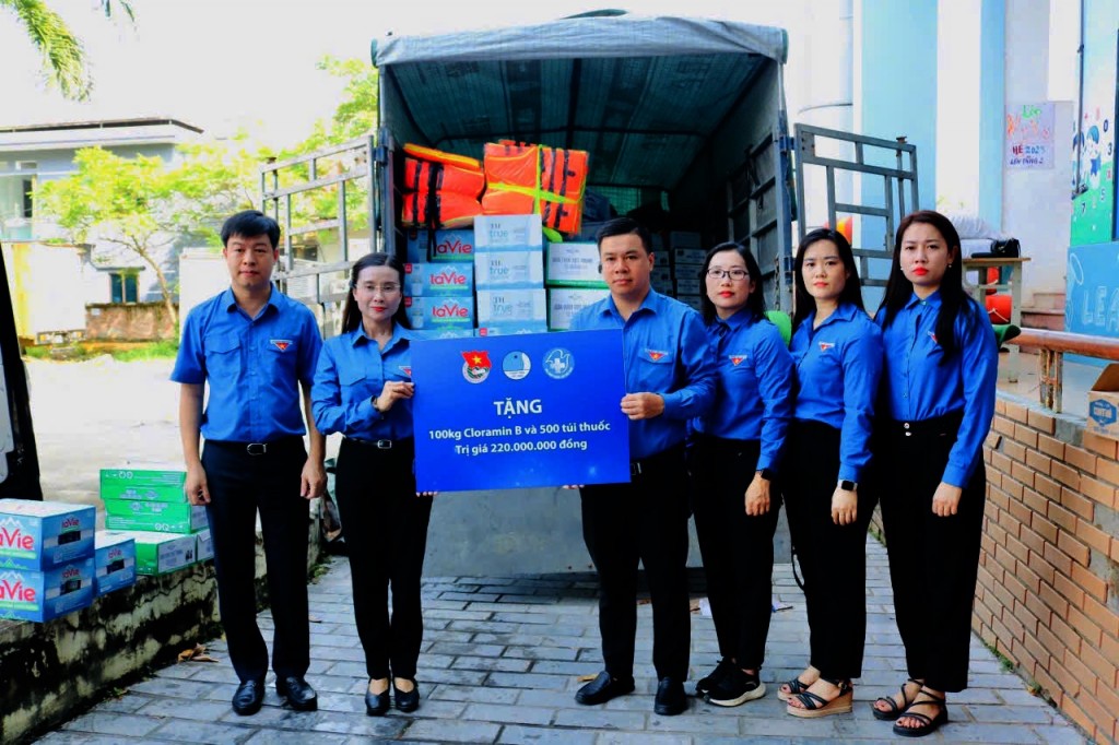 Đồng chí Nguyễn Phạm Duy Trang - Bí thư Trung ương Đoàn TNCS Hồ Chí Minh, Chủ tịch Hội đồng Đội Trung ương trao biểu trưng quà tặng tới Tỉnh đoàn Bắc Kạn