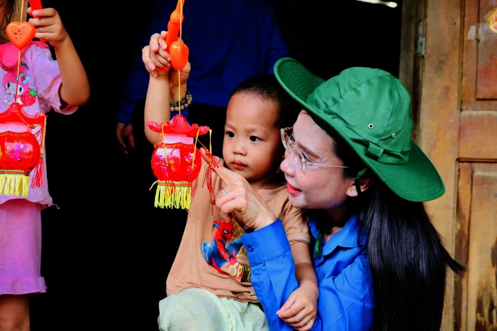 Bí thư Trung ương Đoàn động viên, trao hỗ trợ người dân vùng lũ Bắc Kạn