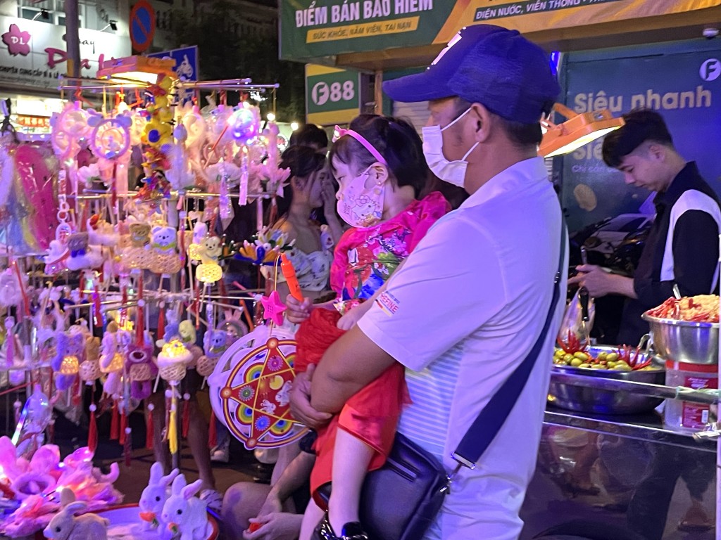 Dịp Trung thu này, Nhiều phụ huynh cũng lựa chọn nơi này để đưa con em đến vui chơi, giải trí và mua tặng các em những chiếc lồng đèn xinh xắn để hoà vào niềm vui Trung thu trên cả nước