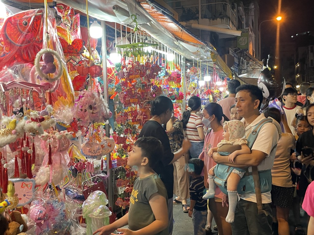 Còn hơn một tuần nữa là đến Tết Trung thu, thời điểm này là lúc phố lồng đèn Lương Nhữ Học (Quận 5) nhộn nhịp hơn bao giờ hết. Cứ độ sau 19h hàng ngày, nơi đây lại tấp nập và rực rỡ, đặc biệt vào những ngày cuối tuần