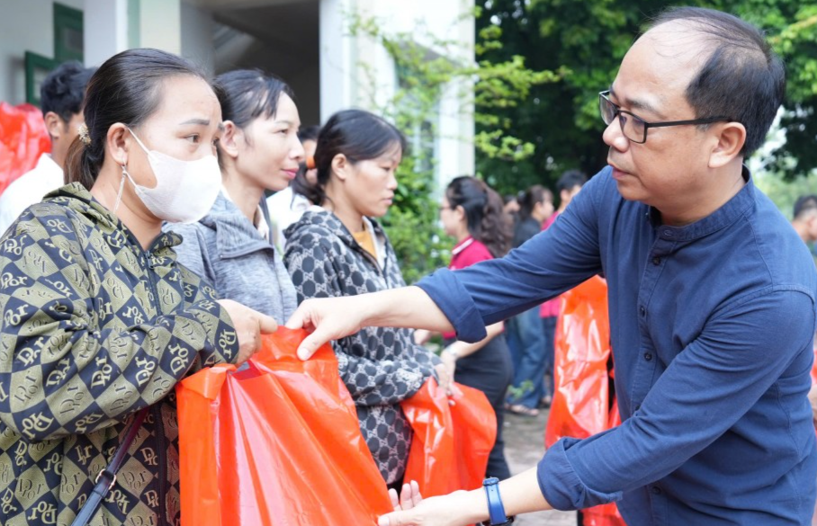 Nhà báo Nguyễn Mạnh Hưing, Tổng Biên tập báo Tuổi trẻ Thủ đô trao quà tới người dân khó khăn tại xã Gia Phú