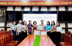 Gần 4.000 quyển vở tặng học sinh vùng ngập lụt huyện Thanh Trì