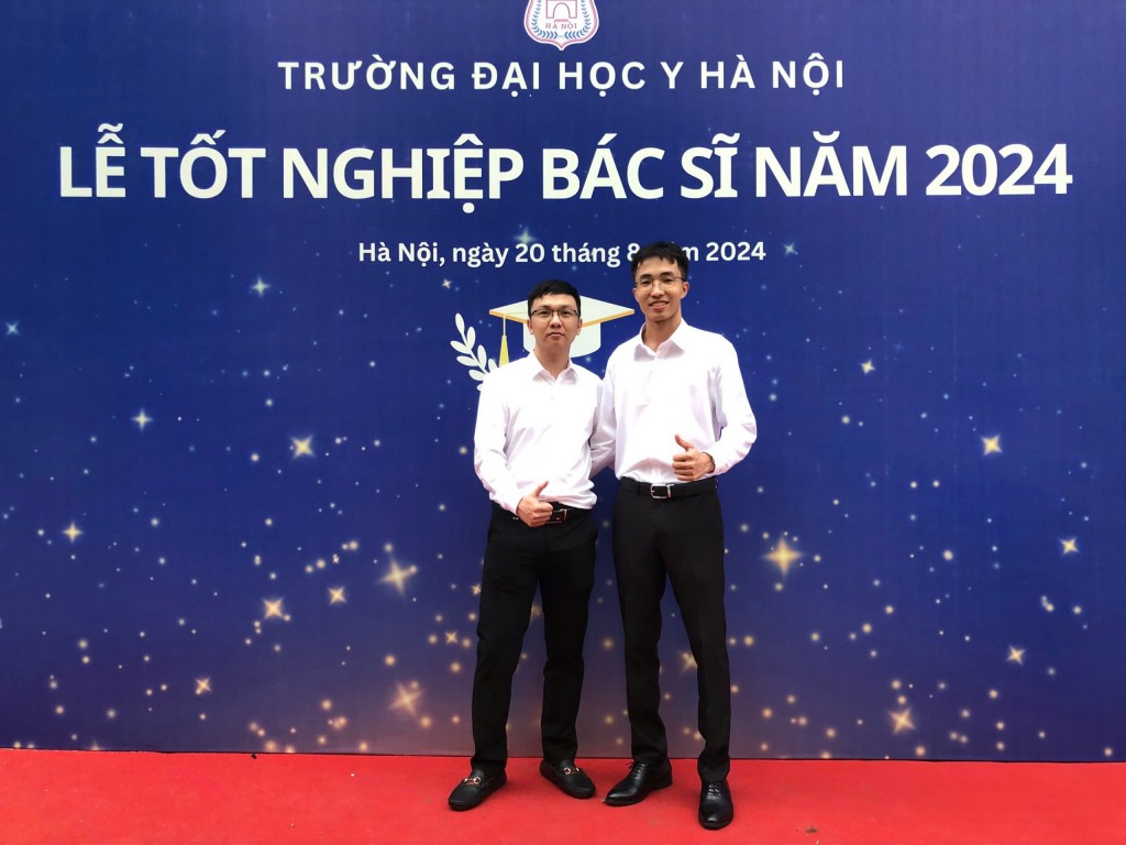 Ngô Minh Thành (bên trái) tại lễ tốt nghiệp Đại học Y Hà Nội năm 2024